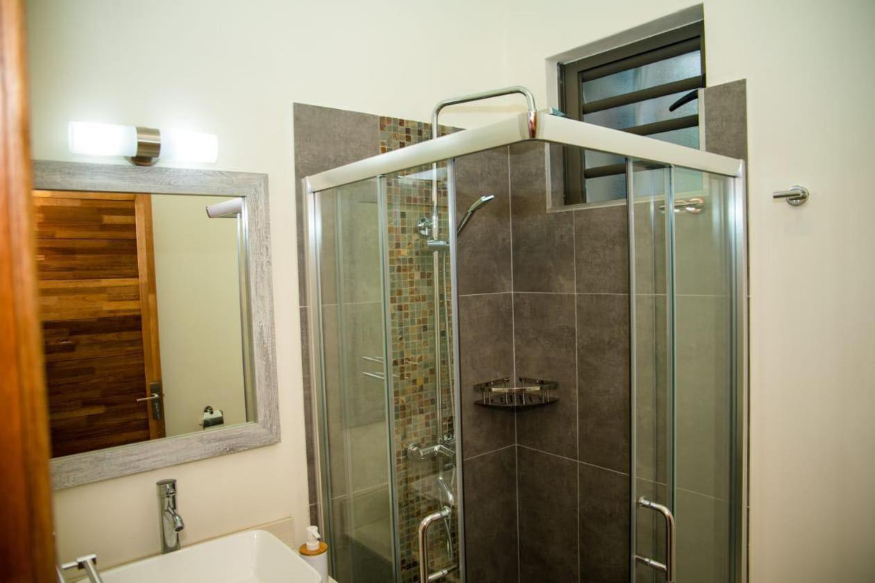 Entire Luxury 3 Bedroom Condo For Rent - Flic-En-Flac - Close To Beach Bagian luar foto